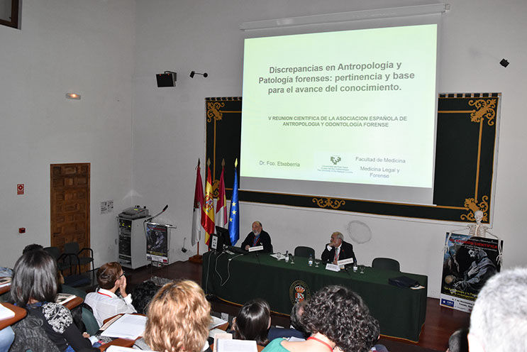 Conferencia inaugural de las Jornadas, celebrada en el aula magna de la Facultad de Ciencias Jurídicas y Sociales.