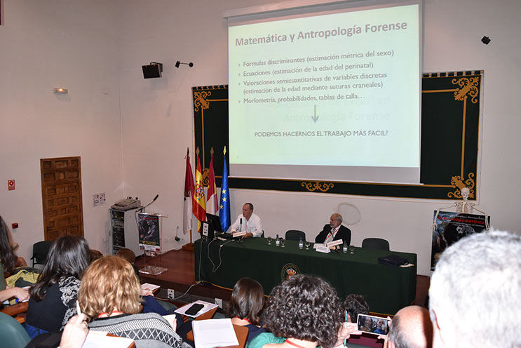Conferencia inaugural de las Jornadas, celebrada en el aula magna de la Facultad de Ciencias Jurídicas y Sociales.