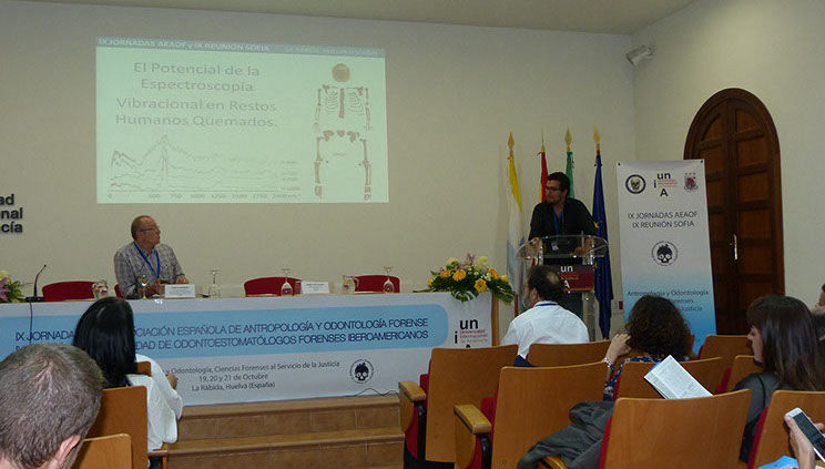 El potencial de la espectroscopía vibracional en restos humanos quemados.