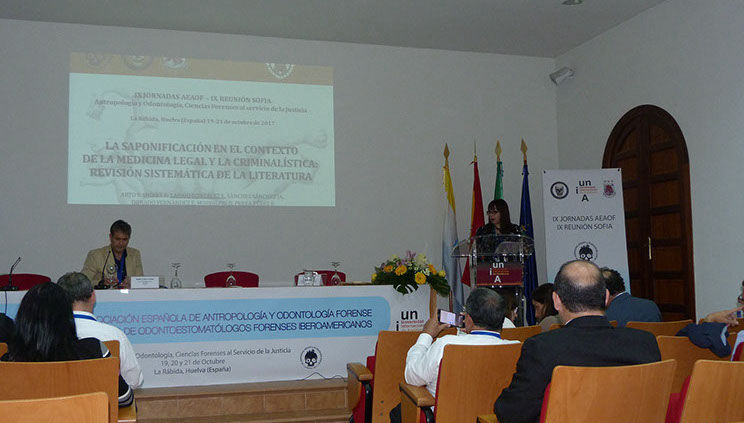 El potencial de la espectroscopía vibracional en restos humanos quemados.