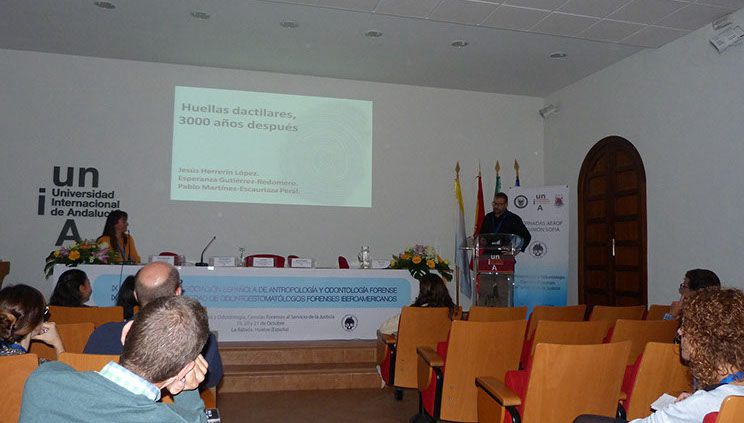El potencial de la espectroscopía vibracional en restos humanos quemados.